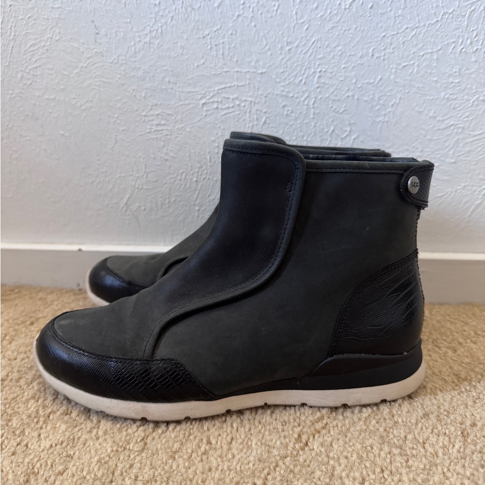 UGG BLACK LEATHER  TREADLITE ANKLE ZIP BOOTS SHEARLING LINED WOMENS 7